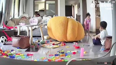 Děsivá situace při dětských hrátkách