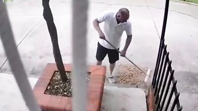 Zametání před domem ho málem stálo život