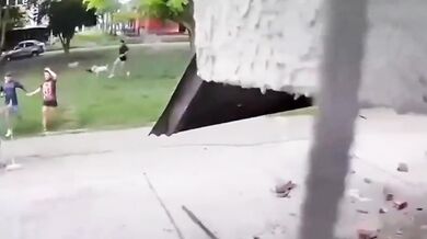 Zametání před domem ho málem stálo život