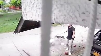 Zametání před domem ho málem stálo život