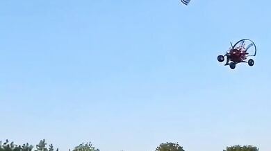 Nehoda motorového paraglidu skončila pádem do řeky