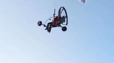 Nehoda motorového paraglidu skončila pádem do řeky