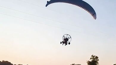 Nehoda motorového paraglidu skončila pádem do řeky