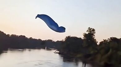 Nehoda motorového paraglidu skončila pádem do řeky