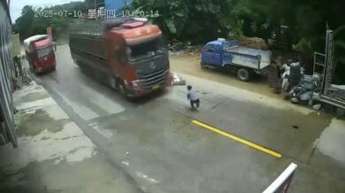 Den blbec - Pád na skútru a srážka kamionem