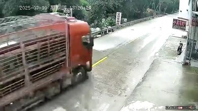 Den blbec - Pád na skútru a srážka kamionem