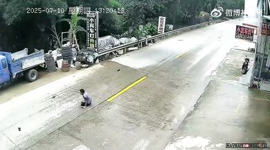 Den blbec - Pád na skútru a srážka kamionem