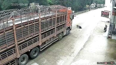 Den blbec - Pád na skútru a srážka kamionem