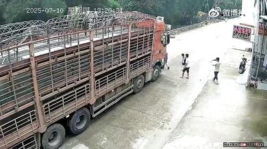 Den blbec - Pád na skútru a srážka kamionem