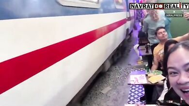 Turista v Hanoji málem přišel o život po střetu s projíždějícím vlakem