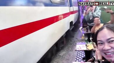 Turista v Hanoji málem přišel o život po střetu s projíždějícím vlakem