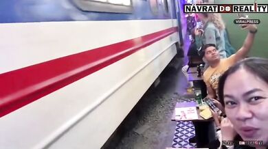 Turista v Hanoji málem přišel o život po střetu s projíždějícím vlakem