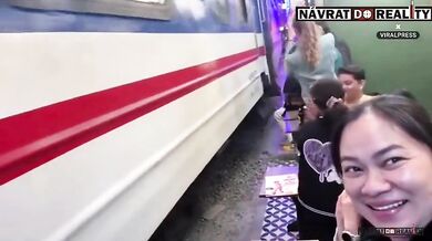 Turista v Hanoji málem přišel o život po střetu s projíždějícím vlakem