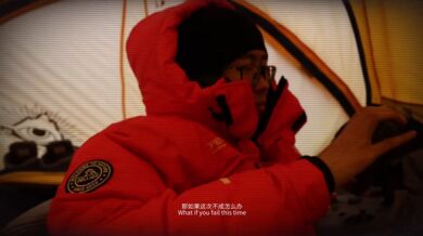 První nepřerušený záběr výstupu na Mount Everest natočený dronem