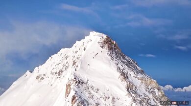 První nepřerušený záběr výstupu na Mount Everest natočený dronem