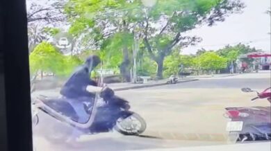 Buvol napadl ženu na skútru