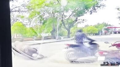 Buvol napadl ženu na skútru