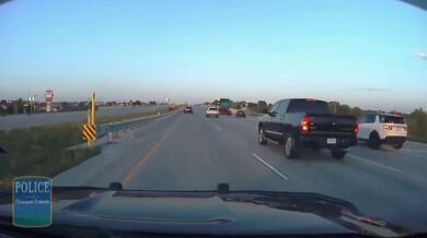 Divoká honička mezi Wisconsinem a Illinois: Řidič prchal před policií a narážel do aut