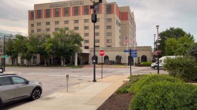 Muž v Des Moines zadržen po pokusu srazit chodce, nabourání policejního vozu a nárazu do hotelu