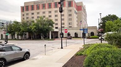 Muž v Des Moines zadržen po pokusu srazit chodce, nabourání policejního vozu a nárazu do hotelu