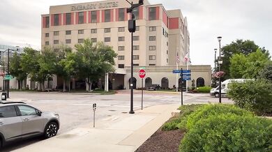 Muž v Des Moines zadržen po pokusu srazit chodce, nabourání policejního vozu a nárazu do hotelu