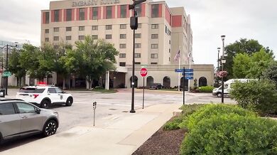 Muž v Des Moines zadržen po pokusu srazit chodce, nabourání policejního vozu a nárazu do hotelu