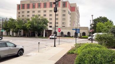 Muž v Des Moines zadržen po pokusu srazit chodce, nabourání policejního vozu a nárazu do hotelu