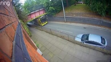 Autobusu strhl most střechu