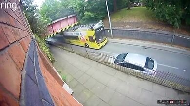 Autobusu strhl most střechu