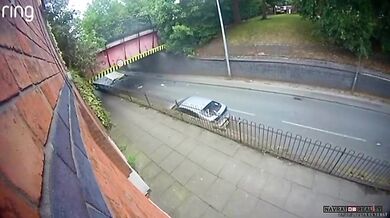 Autobusu strhl most střechu