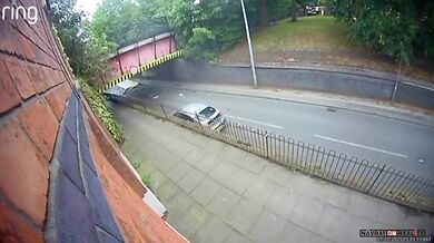 Autobusu strhl most střechu