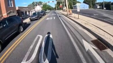 Řidič vozidla nedal přednost muži na elektrickém longboardu