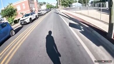 Řidič vozidla nedal přednost muži na elektrickém longboardu