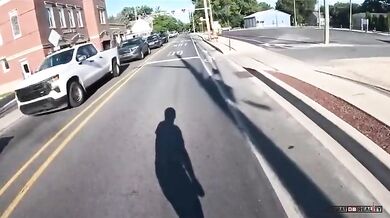 Řidič vozidla nedal přednost muži na elektrickém longboardu