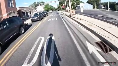 Řidič vozidla nedal přednost muži na elektrickém longboardu