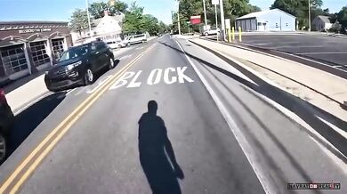 Řidič vozidla nedal přednost muži na elektrickém longboardu