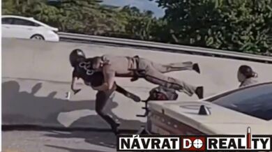 Policista chytající motorkáře