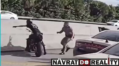 Policista chytající motorkáře