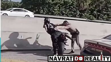 Policista chytající motorkáře