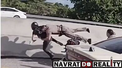 Policista chytající motorkáře