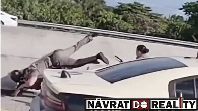 Policista chytající motorkáře