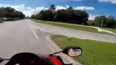 Motorkář přežil jen o fous