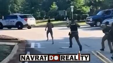 Chytání nahého černocha