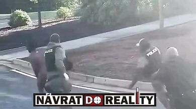 Chytání nahého černocha