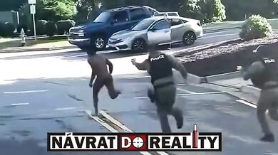 Chytání nahého černocha