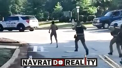 Chytání nahého černocha