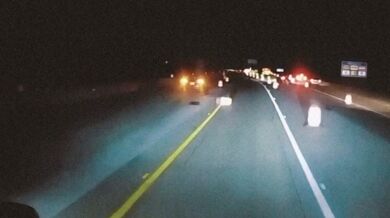 Jasná ukázka toho, proč je nebezpečné se při nehodě a k tomu v noci pohybovat na silnici