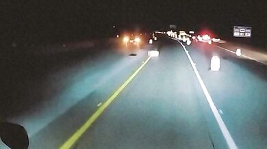 Jasná ukázka toho, proč je nebezpečné se při nehodě a k tomu v noci pohybovat na silnici