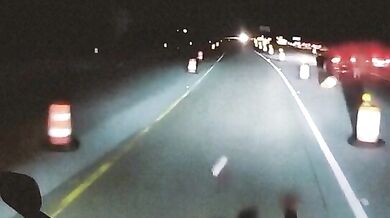 Jasná ukázka toho, proč je nebezpečné se při nehodě a k tomu v noci pohybovat na silnici