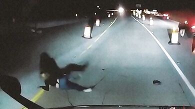 Jasná ukázka toho, proč je nebezpečné se při nehodě a k tomu v noci pohybovat na silnici